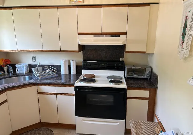5th image of 400 Fulton St #D 8, Oyster Bay, NY 11735 | MLS# 1013028