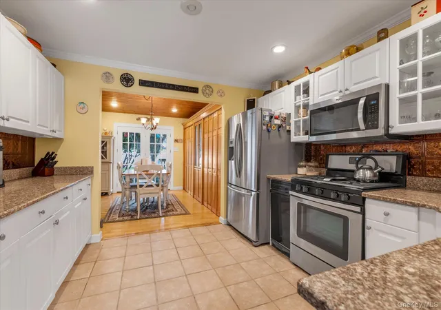 4th image of 31 Sherwood Dr, Islip, NY 11730 | MLS# 1013030