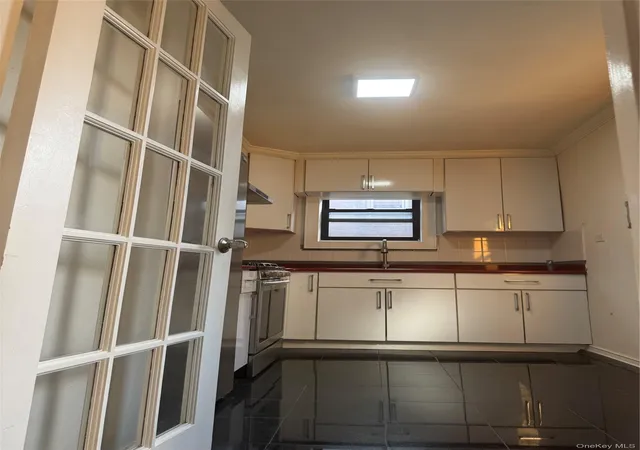 4th image of 14336 Barclay Ave, New York, NY 11355