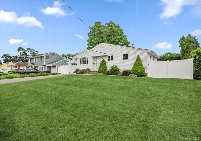 Homes for sale in Babylon, NY | 90 W 14th St, Babylon, NY 11729 | MLS# 1013096