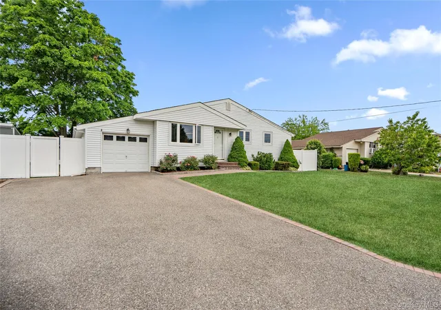 Homes for sale in Babylon, NY | 90 W 14Th St, Babylon, NY 11729 | MLS# 1013096
