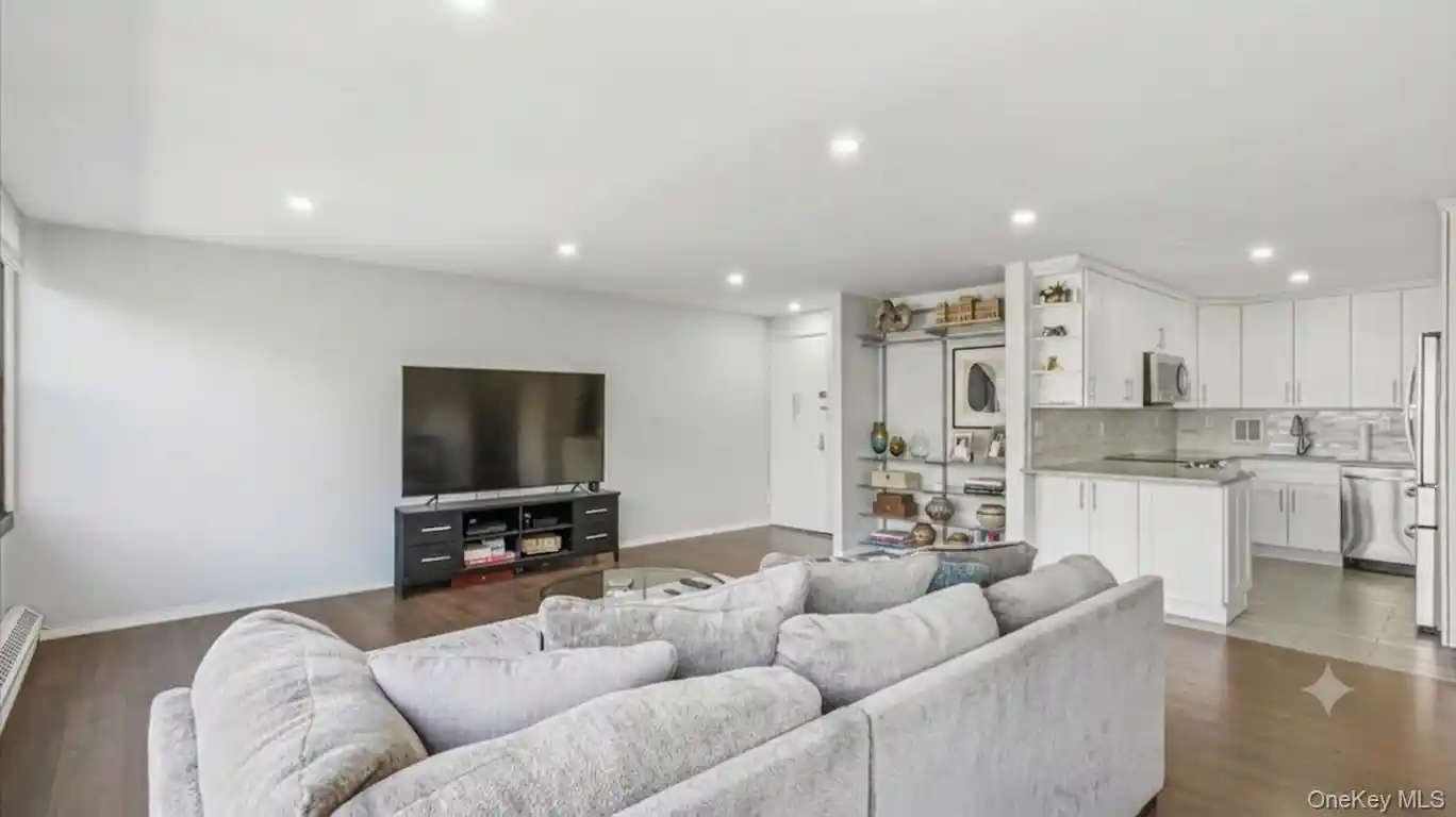 Listing Photo 2 - Condo for sale in 166-10 Powells Cvs Blvd located at 166-10 Powells Cvs Blvd, New York, NY 11357 - Unit #6C