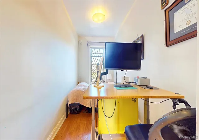 2nd image of 4-6 W 105Th St, New York, NY 10025