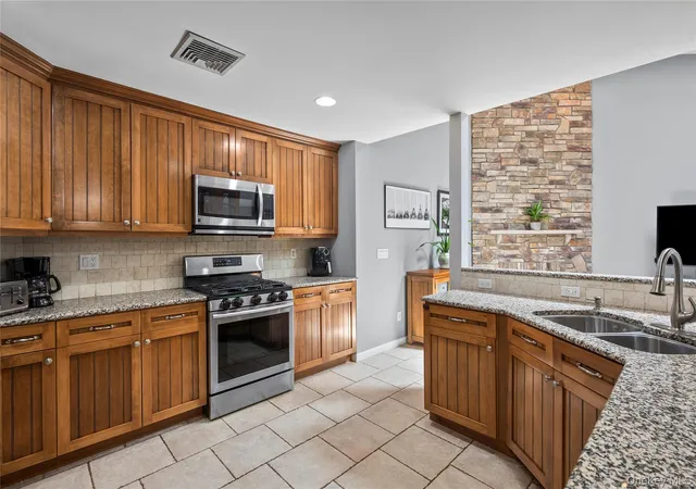 2nd image of 6 Barry Ct, Valley Cottage, NY 10989 | MLS# 1013202