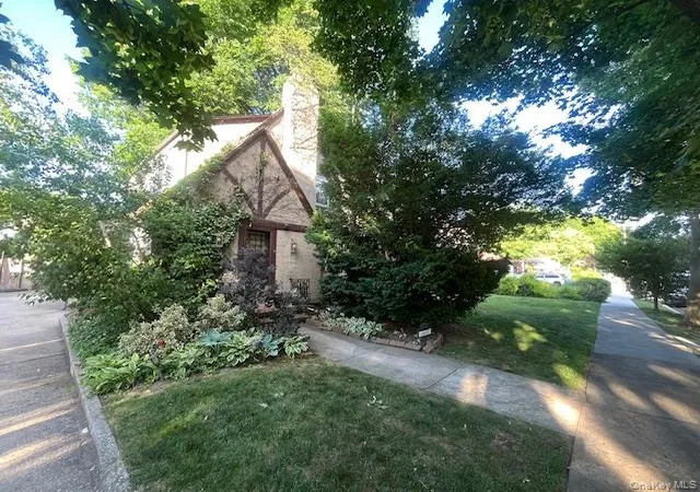 Photo 2 of Sale Pending at 11515 Babbage St, Richmond Hill, NY 11418 | MLS# 1013230 | Listing updated on 2026-08-16