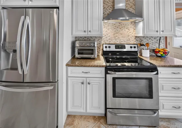 4th image of 76 Burlington Blvd, Smithtown, NY 11787 | MLS# 1013242