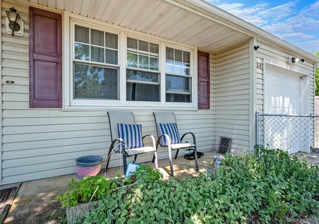 4th image of 345 Earle St, Central Islip, NY 11722 | MLS# 1013304