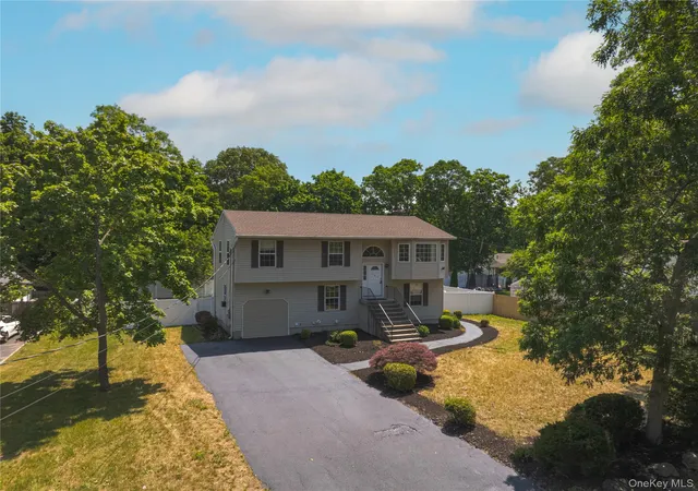 2nd image of 185 Magnolia Dr, Selden, NY 11784 | MLS# 1013352