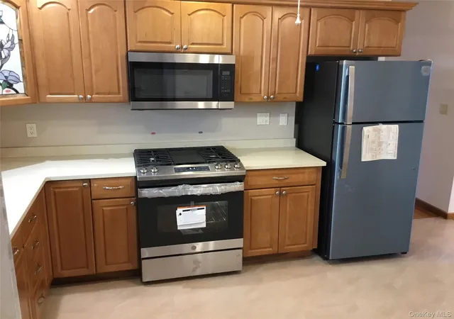 Photo 4 of Sale Pending at 198 Clermont Pl, Staten Island, NY 10314 | MLS# 1013363 | Listing updated on 2026-08-18