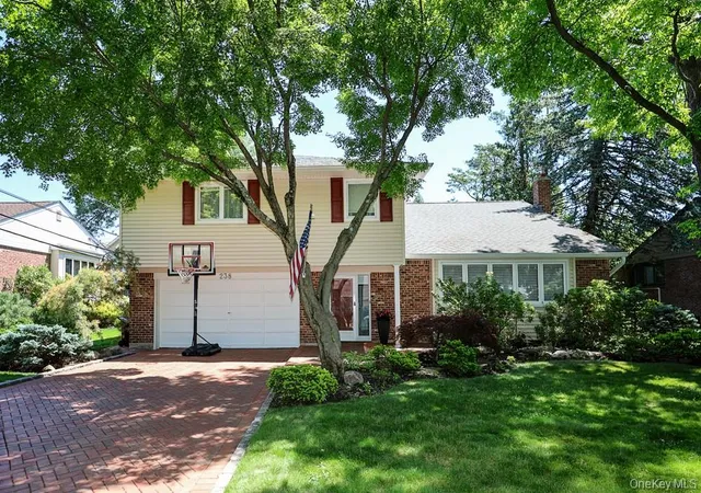 2nd image of 238 Birch Dr, Roslyn, NY 11576 | MLS# 1013385