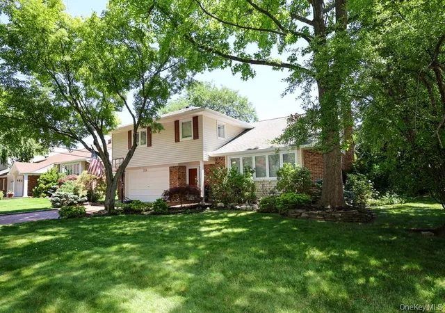 3rd image of 238 Birch Dr, Roslyn, NY 11576 | MLS# 1013385