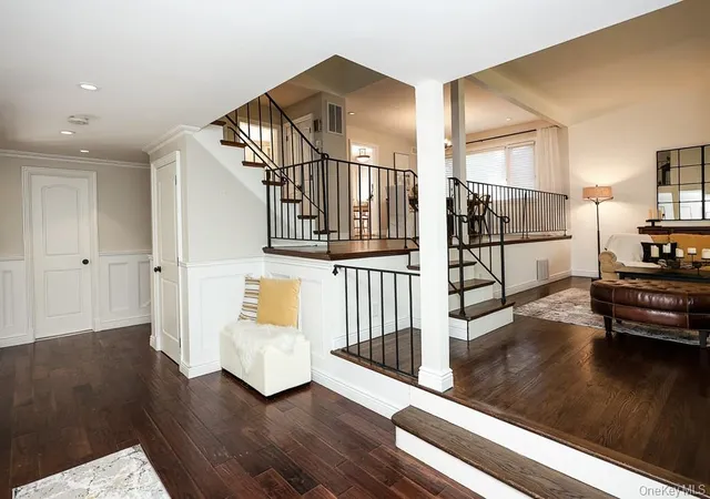 4th image of 238 Birch Dr, Roslyn, NY 11576 | MLS# 1013385