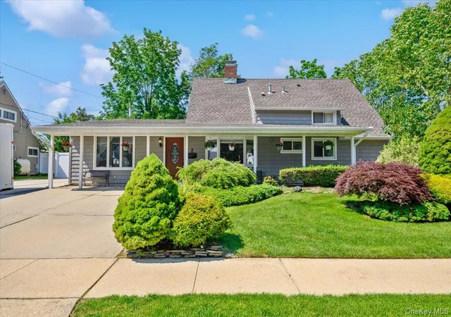 Photo 1 of Sale Pending at 2 Bridge Ln, Oyster Bay, NY 11801 | MLS# 1013522 | Listing updated on 2026-07-29
