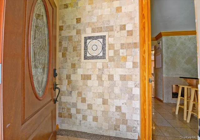 Photo 3 of Sale Pending at 2 Bridge Ln, Oyster Bay, NY 11801 | MLS# 1013522 | Listing updated on 2026-07-29