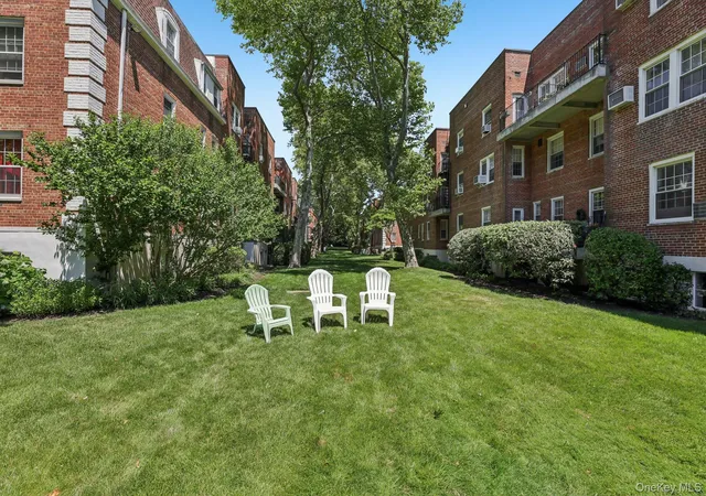 2nd image of 22 Hamilton Pl, Garden City, NY 11530