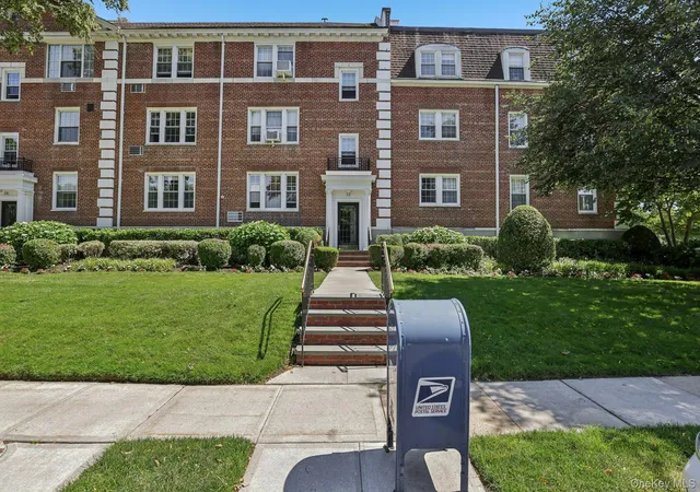 3rd image of 22 Hamilton Pl, Hempstead, NY 11530