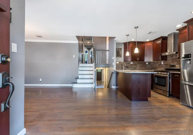 Photo 3 of Sale Pending at 3 Drake Ln, Kings Park, NY 11754 | MLS# 1013630 | Listing updated on 2026-08-13