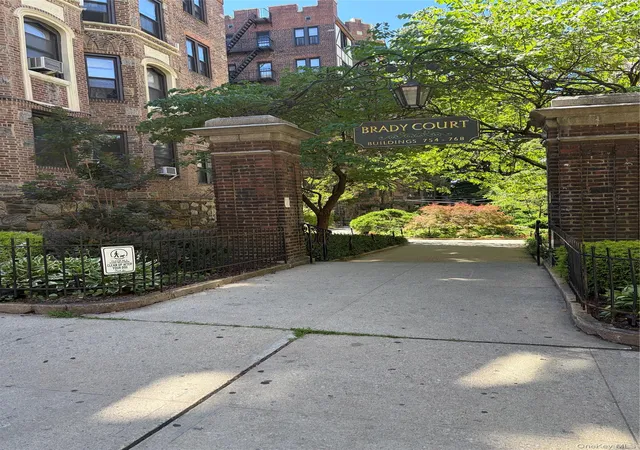2nd image of 758 Brady Ave, Bronx, NY 10462