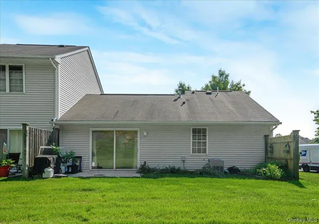 Photo 3 of Single family home for sale at 204 Mattituck Ct, Huntington, NY 11747 | MLS# 1013735 | Listing updated on 2026-08-18
