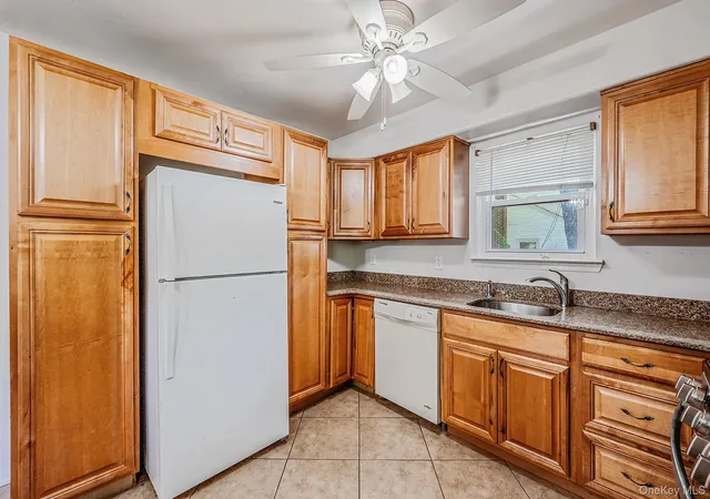Photo 4 of Sale Pending at 71 Pinewood Dr, Brookhaven, NY 11967 | MLS# 1013782 | Listing updated on 2026-09-03