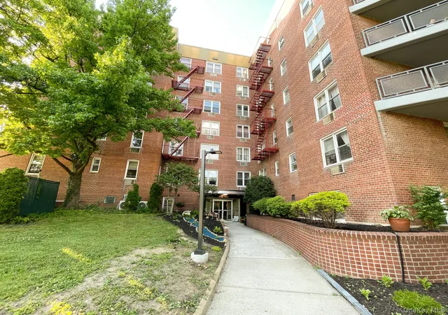 Homes for sale in New York, NY | 151-05 Cross Island Parkway #2C, New York, NY 11357 | MLS# 1013784