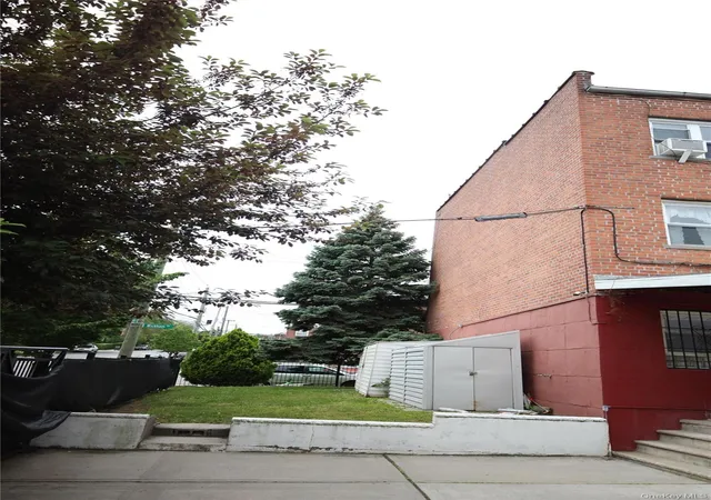 Photo 3 of Single family home for sale at 3000 Wickham Ave, Bronx, NY 10469 | MLS# 1013787 | Listing updated on 2026-06-16