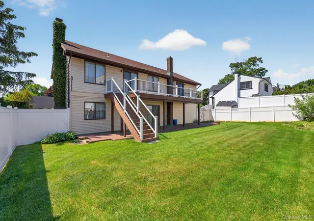 39th image of 19 Branding Iron Ln, Glen Cove, NY 11542 | MLS# 1013803