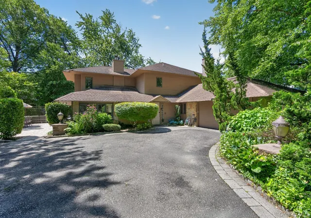 2nd image of 12 Locust Ln, North Hempstead, NY 11577 | MLS# 1013813