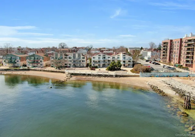 3rd image of 1490 Shore Dr, New York, NY 10465
