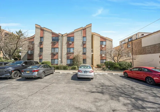 4th image of 1490 Shore Dr, New York, NY 10465
