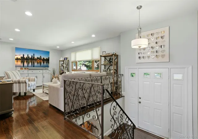 3rd image of 5 Pine Hill Ln, Dix Hills, NY 11746 | MLS# 1013852