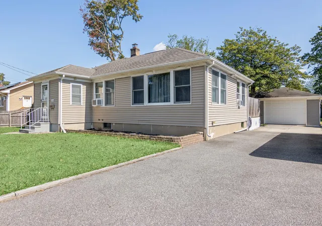 3rd image of 1333 Richland Blvd, Bay Shore, NY 11706 | MLS# 1013881