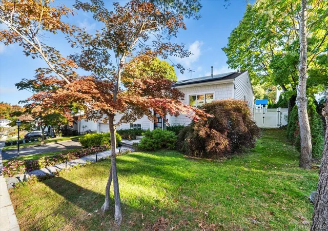 Photo 2 of Single family home for sale at 9 Carriage Rd, North Hempstead, NY 11024 | MLS# 1013892 | Listing updated on 2026-10-28