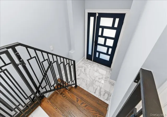 Photo 3 of Single family home for sale at 9 Carriage Rd, North Hempstead, NY 11024 | MLS# 1013892 | Listing updated on 2026-10-29
