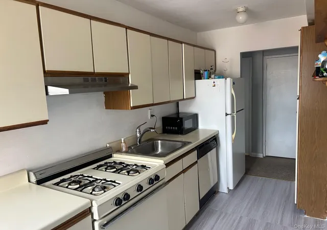 2nd image of 4 Sadore Ln, Yonkers, NY 10710
