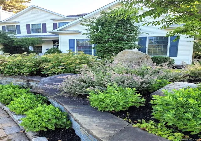 Photo 3 of Sale Pending at 6 Thunder Rd, Miller Place, NY 11764 | MLS# 1014006 | Listing updated on 2026-07-10