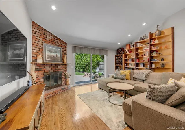 Photo 3 of Sale Pending at 117 Soundview Dr, Port Washington, NY 11050 | MLS# 1014070 | Listing updated on 2026-06-26