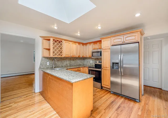 Photo 4 of Sale Pending at 61 Ledgewood Dr, Smithtown, NY 11787 | MLS# 1014086 | Listing updated on 2026-08-15