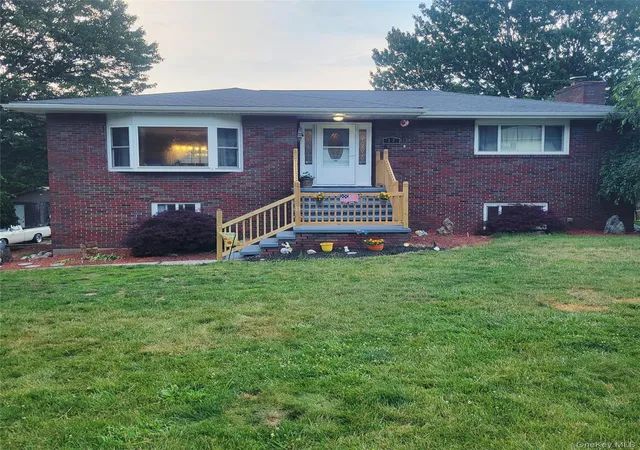Homes for sale in Warwick (town), NY | 13 Lakeview Dr, Warwick (town), NY 10990 | MLS# 1014087