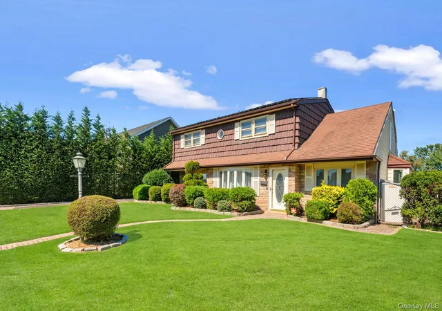 Photo 2 of Single family home for sale at 3591 Fiddler Ln, Oyster Bay, NY 11714 | MLS# 1014209 | Listing updated on 2026-09-15