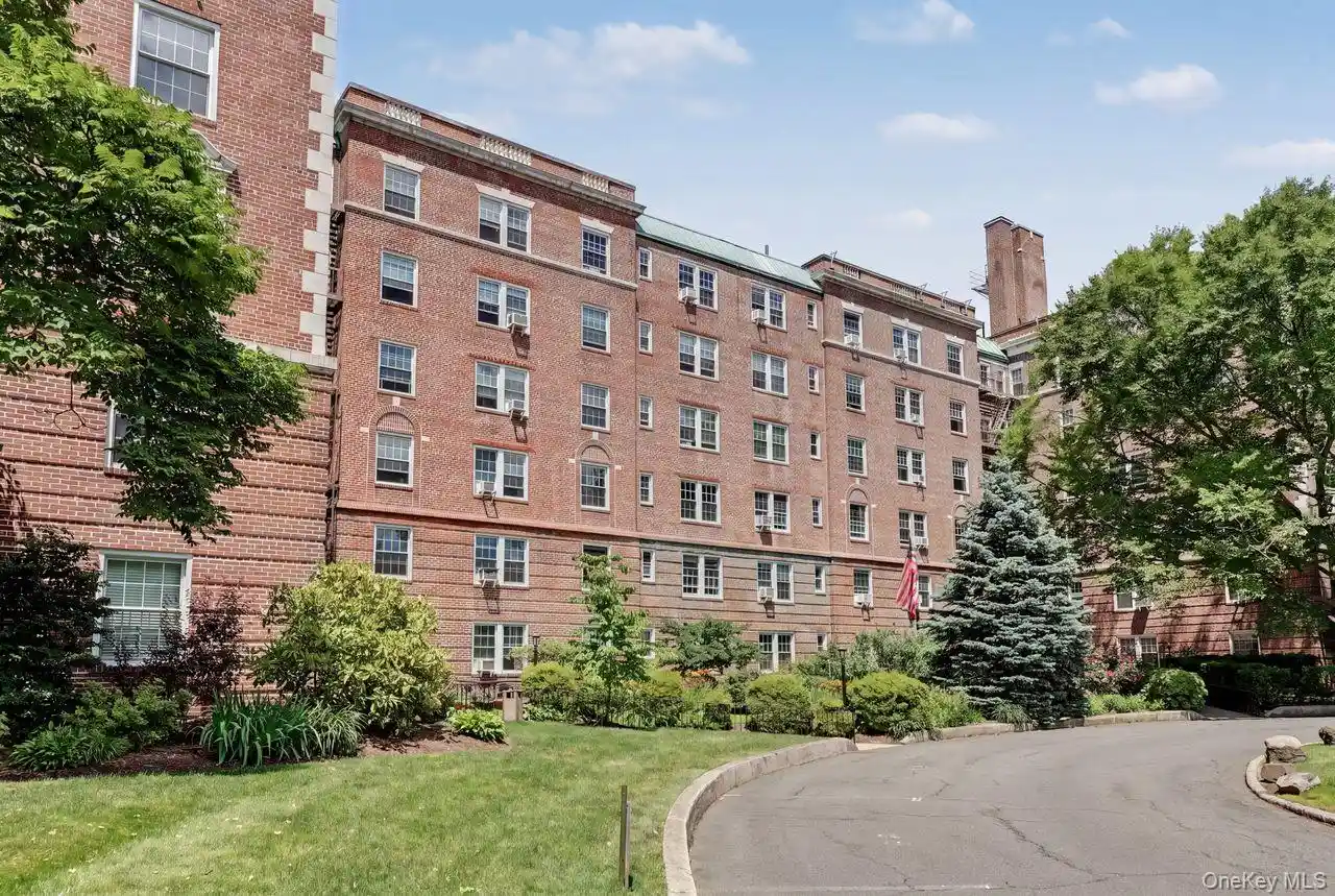 Listing Photo 2 - Condo for sale in 300 S Broadway located at 300 S Broadway, Greenburgh, NY 10522 - Unit #2H