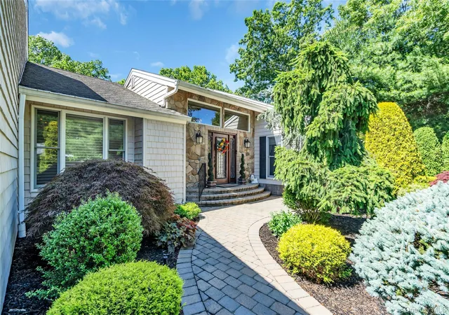 Photo 2 of Sale Pending at 6 Averly Pl, Smithtown, NY 11787 | MLS# 1014247 | Listing updated on 2026-09-22