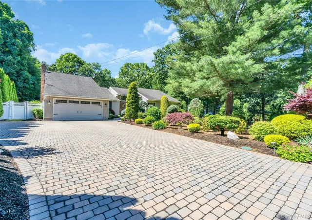 Photo 3 of Sale Pending at 6 Averly Pl, Smithtown, NY 11787 | MLS# 1014247 | Listing updated on 2026-09-22