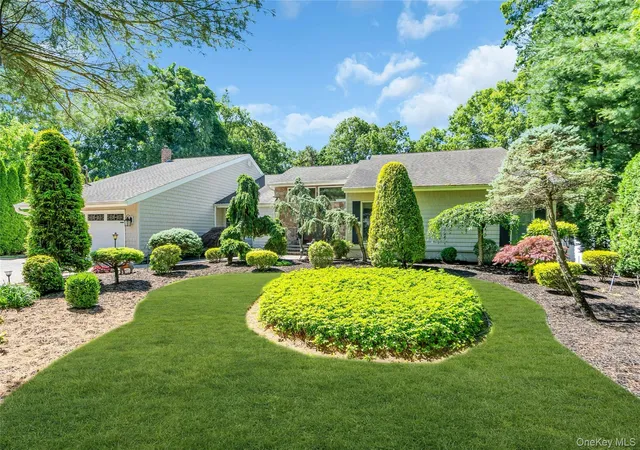 Photo 3 of Sale Pending at 6 Averly Pl, Smithtown, NY 11787 | MLS# 1014247 | Listing updated on 2026-09-22