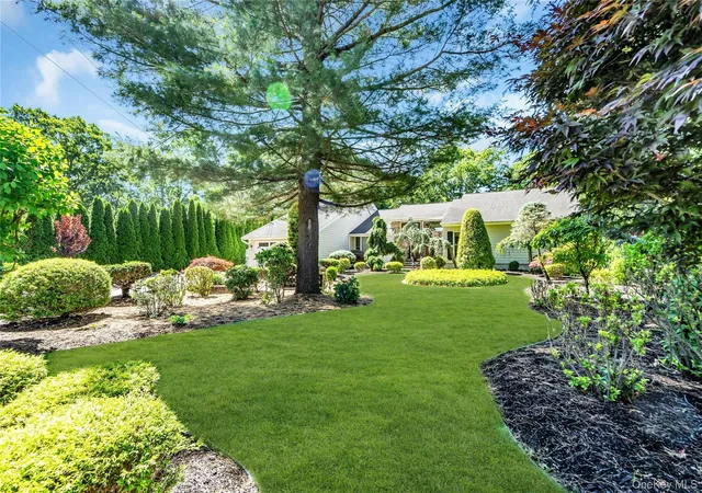 Photo 4 of Sale Pending at 6 Averly Pl, Smithtown, NY 11787 | MLS# 1014247 | Listing updated on 2026-09-22
