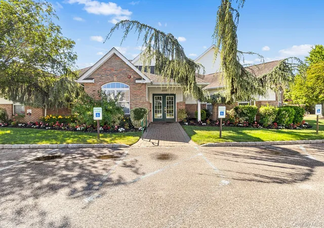 Listing Photo 2 - Condo for sale in building located at 2006 Eve Ann Dr, Port Jefferson Station, NY 11776