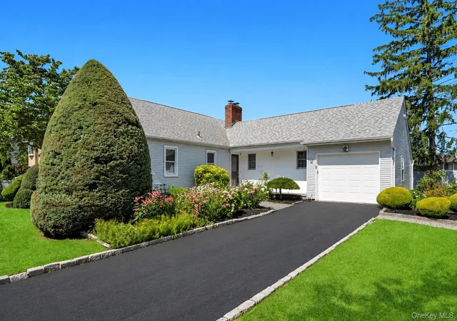 Photo 1 of Sale Pending at 7 Albers Ln, Oyster Bay, NY 11735 | MLS# 1014270 | Listing updated on 2026-09-25