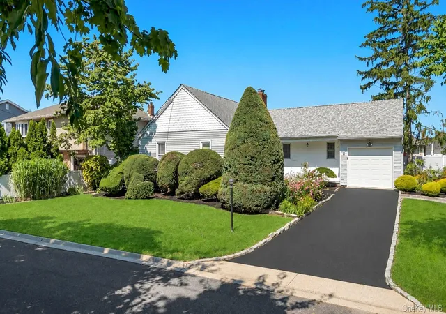 Photo 2 of Sale Pending at 7 Albers Ln, Oyster Bay, NY 11735 | MLS# 1014270 | Listing updated on 2026-09-25