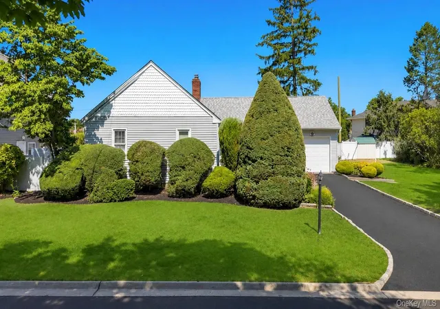 Photo 3 of Sale Pending at 7 Albers Ln, Oyster Bay, NY 11735 | MLS# 1014270 | Listing updated on 2026-09-25