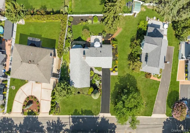 Photo 42 of Sale Pending at 7 Albers Ln, Oyster Bay, NY 11735 | MLS# 1014270 | Listing updated on 2026-09-25